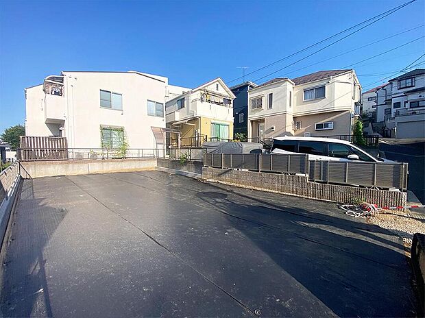 南側が開けた135m2のゆとりある敷地は、明るい陽光を取り込みやすく、開放感のある心地よい暮らしを叶えます。落ち着いた住環境と利便性を兼ね備えたこの地で、自分たちらしい住まいづくりを叶えます。