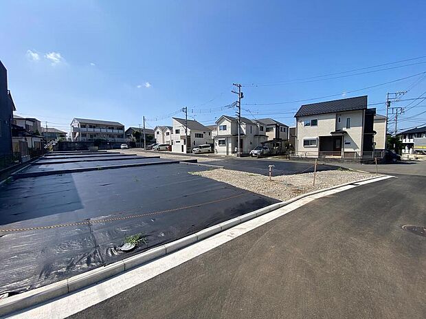 第一種低層住居専用地域ならではの、開放感ある穏やかな住環境。平坦な地形に全区画126m2超のゆとりある敷地を確保し、幅員5.5mの公道を中心とした開放的な街並みが広がります。