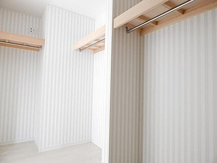 大容量クローゼットで洋服や季節用品をすっきり収納。