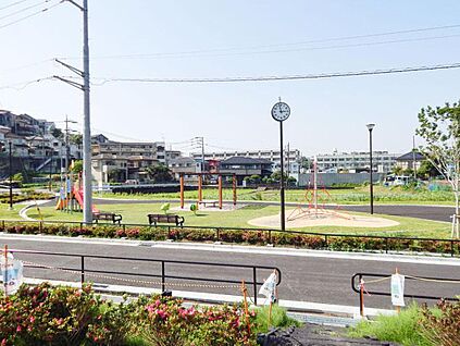 舞岡八幡山しぜん公園 遊具広場 400m (徒歩約5分)