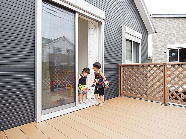 【多彩に使えるウッドデッキ&外構オプション】お家遊びが充実♪お子様の水遊びやBBQなど様々な使い方で楽しめるウッドデッキも設置可能です。ウッドデッキの他にもサンルームやカーポート施工などもご相談可能です。