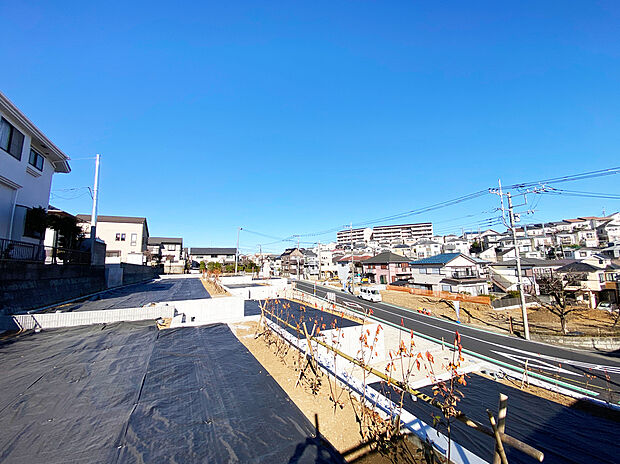 【全区画カースペース2台】現地で体感する、ひな壇立地の開放感