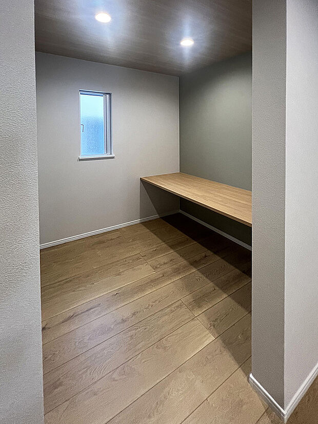 【ヌック】子育てのしやすさは、ちょっとした工夫で変わります。ヌックがあることで勉強・作業・くつろぎを一か所に集約。子育て世帯にはうれしいポイントです。