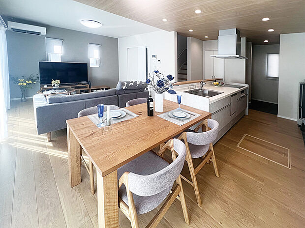 【リビング・ダイニング】南向きの明るいリビングルームは居心地が良く、家族が自然と集まる空間です。