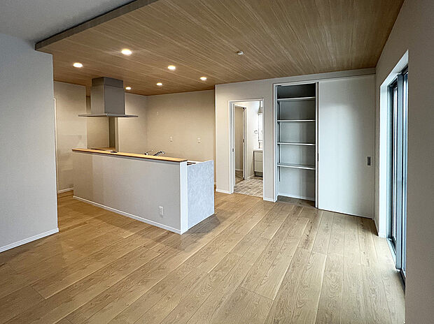 【リビング収納】キッチン横のリビング収納は家事動線を考えた使いやすさが魅力。必要なものがすぐに取れるからパントリーとしても活躍する賢い収納空間です。