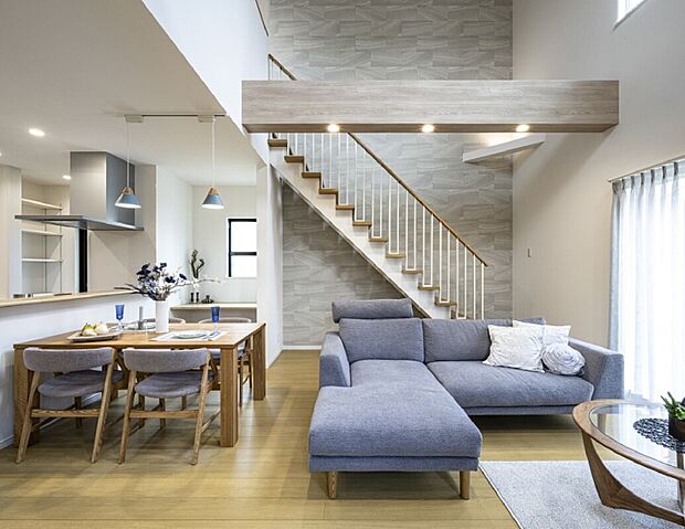 【5号地リビング】自然光を多く取り入れられる吹き抜けは視線が上に抜け開放的なリビングになります♪