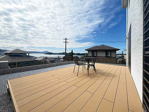 【海を眺めながらバーベキューやカフェテラス。】LDKと繋がるウッドデッキ。お子様の安全な遊び場やカフェテラス、友人を呼んでBBQ、プライベートガーデンなど、ライフスタイルに合わせて様々な使い方ができます。