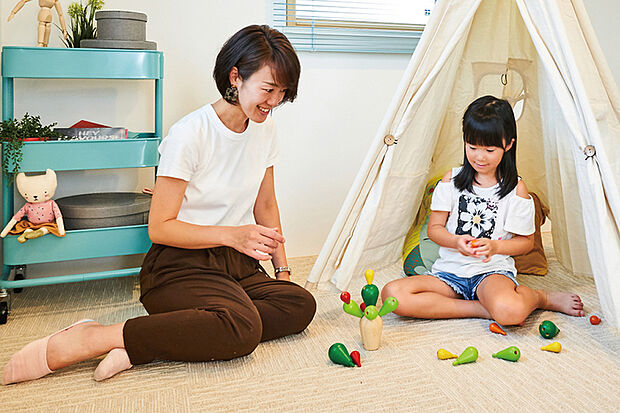 【【マルチルーム】】リビングと連なるテキスタイルフロアの空間。柔らかで汗や汚れなども拭き取り易い素材なので、子どもやペットの遊び場に、フィットネスやヨガなどのスペースとしても重宝します。※号棟により採用状況が異なります。