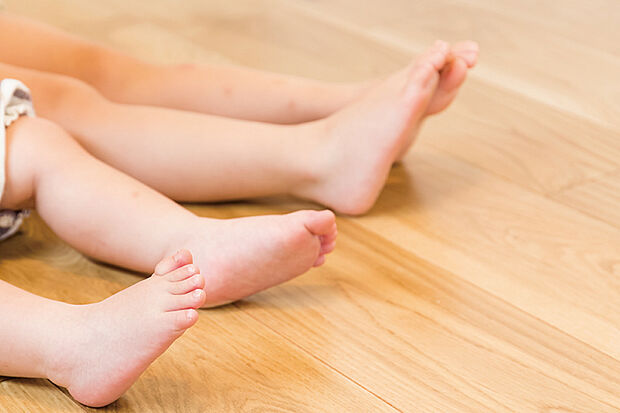 【【ガス温水式床暖房(LD)】】空気がキレイで家族に優しく、住まいの空間を快適にしてくれるガス温水式床暖房。塵やホコリを舞い上げることなく足元からじんわりと温めてくれます。※写真はイメージです。