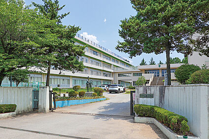 緑小学校（現地より徒歩6分） 約430m