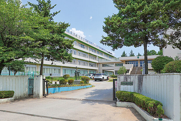 緑小学校(現地より徒歩6分)