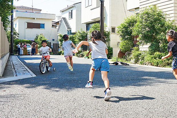 【【コミュニティパス】】街区内に設けたコミュニティパスは、車通りが少なく、お子さまも安心して遊べます。また、住民同士の交流の場としても活躍します。※画像はイメージです。