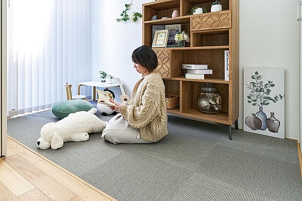 【【畳敷きのマルチルーム】】リビングとつながりながらも、建具で必要に応じて空間を分けられる畳敷きのマルチルーム。趣味や客間などに活用できます。※号棟により採用状況が異なります。※画像はイメージです。