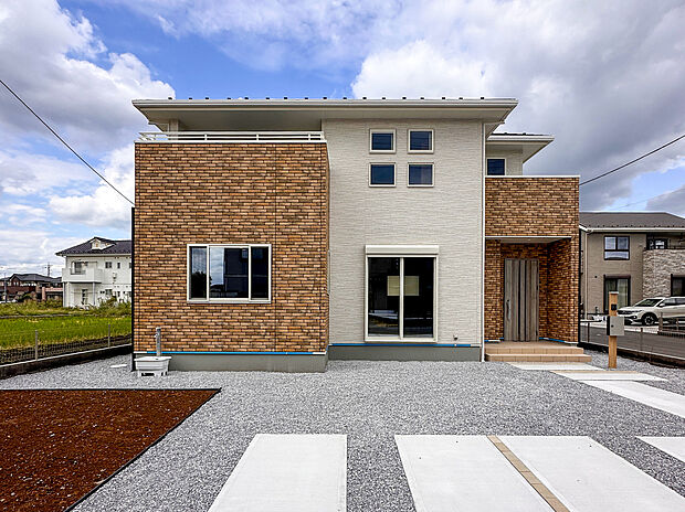 【4号棟 外観】敷地面積70坪以上なのでゆったりとしたガーデンスペースです♪