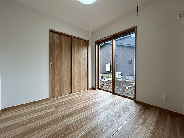 【1号棟 洋室】
クローゼットが設置させれている。押し入れとしても実用可能な空間です。