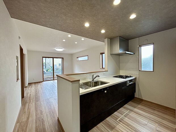 【1号棟 キッチン】
引き出しタイプの収納スペースは背の高い調味料や大型のお鍋などをたっぷりしまえます。必要なものもパッと見つかります。