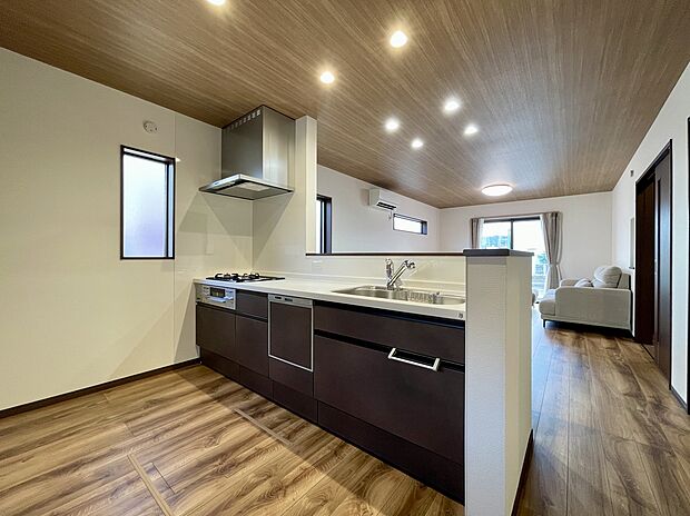 【1号棟 家具付モデル キッチン】