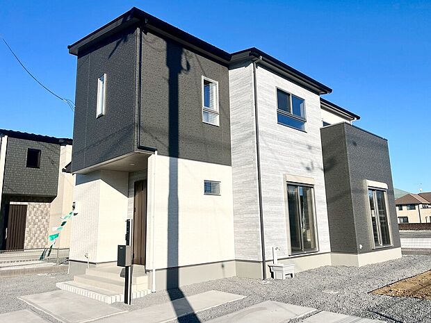 【5号棟外観】
モノトーンの配色が目を引く、洗練された都会的な外観デザインです！カースペースから玄関までの動線がスムーズで、ベビーカーの出し入れや雨の日のお買い物帰りも楽々です♪