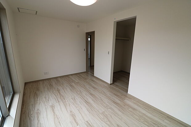 【１号棟　主寝室】