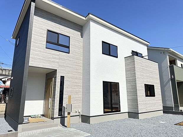 【2号棟 外観】
スタイリッシュなダークグレーとホワイトのツートンカラー!ゆとりのある駐車スペースは、大きな車でも停めやすく週末のお出かけ準備もスムーズに♪