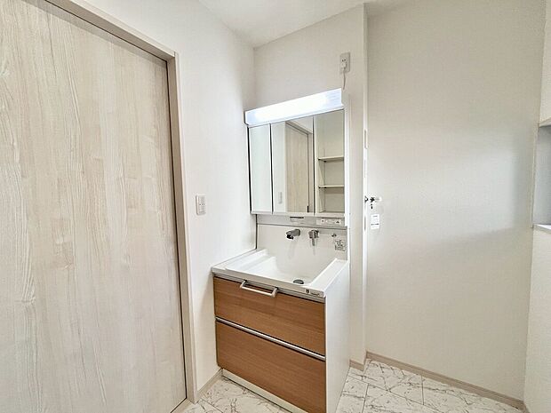 三面鏡付きの洗面化粧台は、鏡の裏に小物を収納できるため、散らかりがちな洗面周りも清潔に保てます!シャワー付きの蛇口はお掃除や朝の寝癖直しにも重宝し、木目調のデザインが空間に落ち着いた雰囲気をプラス♪