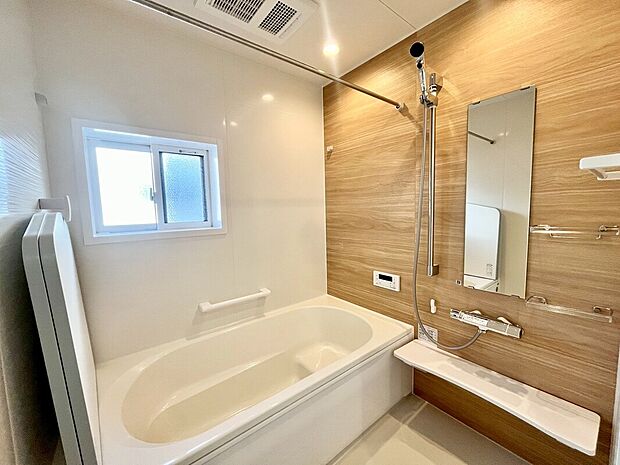 浴室
木目調のパネルが落ち着きと温もりを感じさせる浴室です!お子様と一緒でもゆったり入れるサイズで、楽しいバスタイムを過ごせますね♪