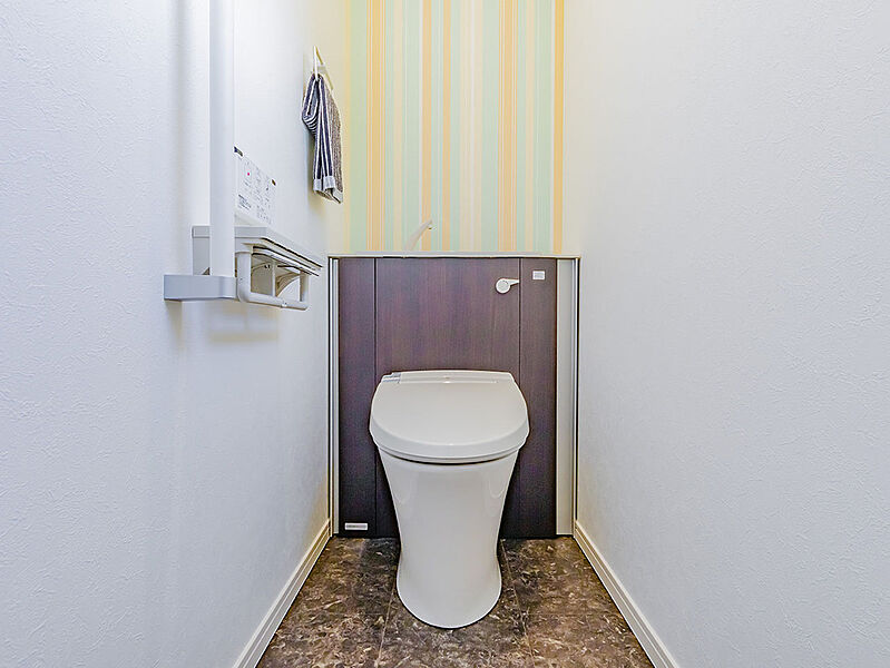 【より快適に、清潔な空間へ　温水洗浄付きトイレ】