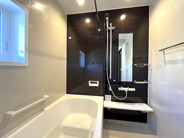 【【1号棟　浴室】】いろいろなところが簡単に取り外せて、お掃除が楽ちんな浴室です！カウンターは取り外して浴槽に設置すれば、入浴中の動画視聴などワークスペースにすることも可能です♪