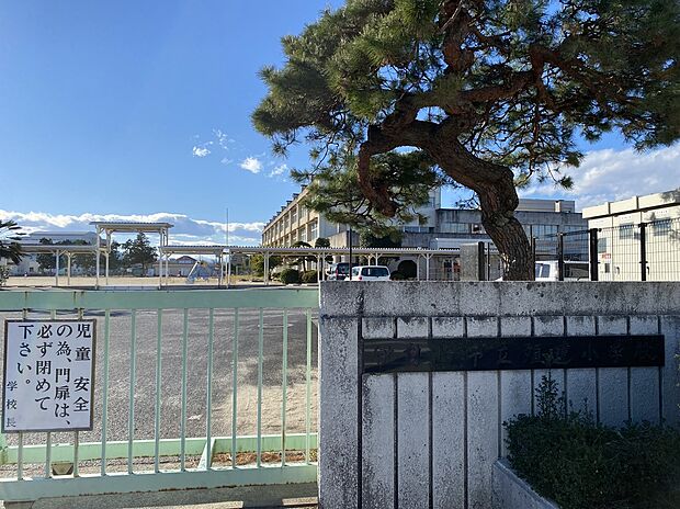 伊勢崎市立殖蓮小学校(約750m)