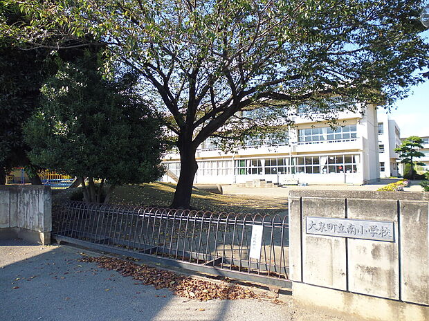 大泉町立南小学校(約1,100m)