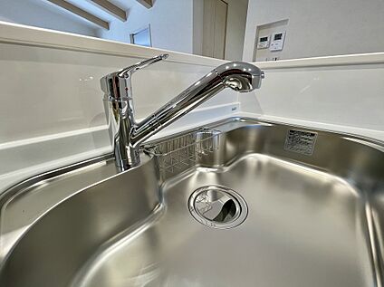 【安心安全は身体を作る水から　浄水カートリッジ一体型水栓】※