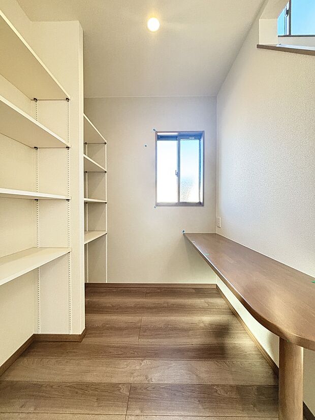 【【10号棟 ワークスペース】】備え付けのカウンターと棚がある、明るいワークスペース!在宅ワークや読書など集中したい時に大活躍!大きな棚には趣味の道具や書類をたっぷり収納でき便利ですね!