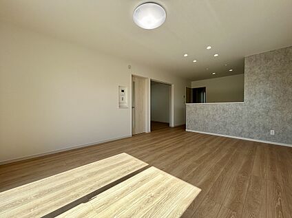 【4号棟 リビング】