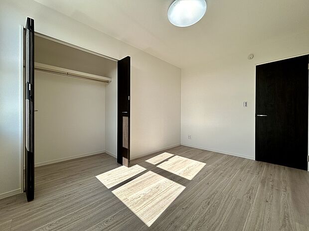 【【3号棟 リビング】】大型テレビも余裕、インテリアプランが考えやすいワイドなリビングリビング横の+4.5帖、家族の暮らしを広げる空間