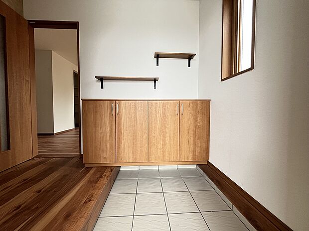 【【7号棟　玄関周りをすっきりと保つシューズボックス】】温かみのある木目調のシューズボックスは、十分な収納力を備えています。家族の靴をしっかりと収めることができ、玄関をいつもきれいに整理整頓できます。