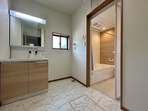 【【1号棟 洗面脱衣所】】3面ミラーの後ろは収納スペースを完備。生活感のあるものは隠して、スッキリシンプルな洗面台に!