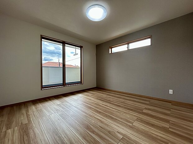 【【1号棟 主寝室】】アクセントクロスが寛ぎの時間を紡ぎだす主寝室。大型ベッドを置いても余裕です。