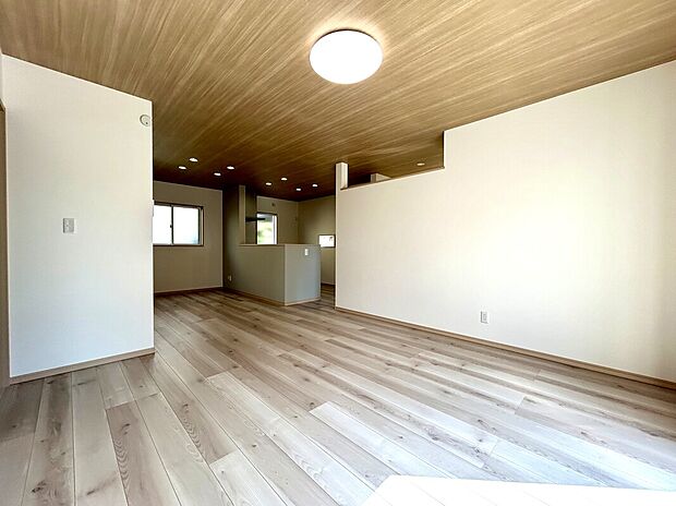 【【3号棟 リビング】】メリハリのあるレイアウトで、生活にリズムが生まれるLDK。開放感あるカウンターキッチン付き。