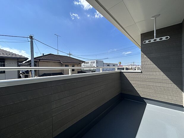 【【1号棟 バルコニー】】屋根があるインナーバルコニーなら、急な雨でも洗濯物が濡れる心配がありません！花粉の時期やPM2.5対策にも役立つ、嬉しい設備です！