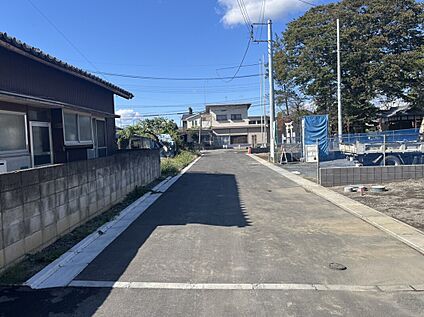【前面道路含む現地外観】