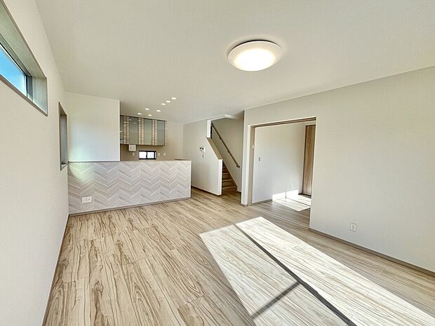 【【1号棟　LDK】】1階に洋室があるお家♪
16.3帖のリビングは家族がゆったりとくつろげる空間！