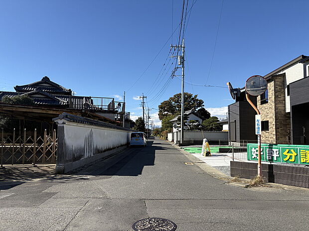 【【前面道路を含む外観写真】】前面道路は車のすれ違いも安心の幅員です!落ち着いた住宅街で、小さなお子様がいるご家庭も安心して暮らせる環境ですよ♪