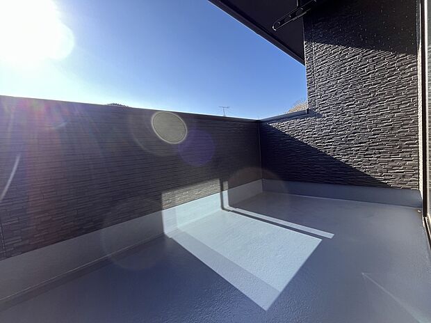 【【3号棟 バルコニー】】南側の大きな窓から陽光がたっぷり差し込みます!1階の洋室からも外の気配を感じられ開放感も十分。奥行きのあるバルコニーで、毎日のお洗濯も効率よく進みます♪