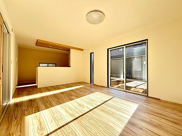 【ファミリーラウンジ】壁一面が白で統一された清潔感のあるお部屋です!大きな窓から自然光が入り込み、日中は照明をつけなくても明るい空間で読書や作業に集中できます。リビングに隣接しているため、お子様の遊び場にもぴったりです!