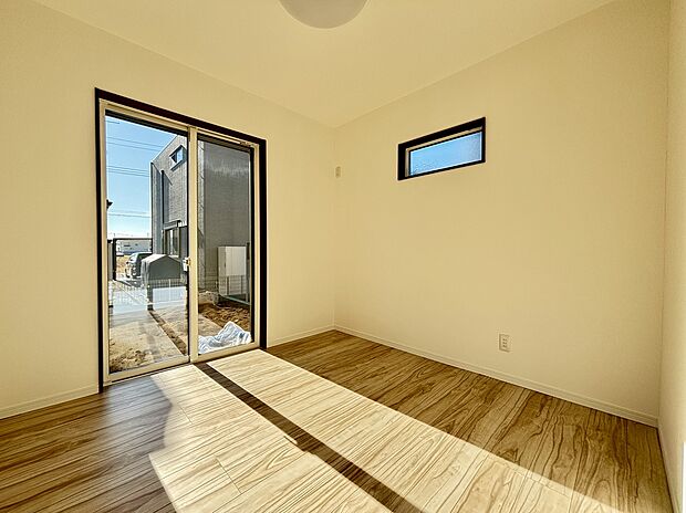 【1階洋室】向きの窓から暖かい光が差し込む明るい洋室です!お布団も干せる広いバルコニーに直結しており、朝の空気の入れ替えも気持ちよく行えます。夜は静かな環境でゆっくりと体を休めることができる寝室に最適です!