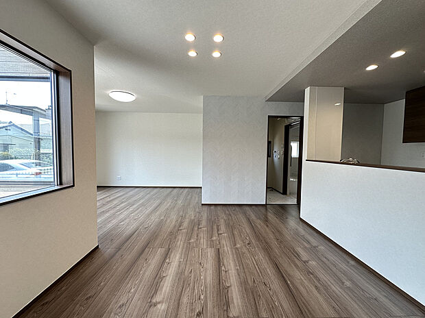 【【ファミリーラウンジ】】家族の会話が弾む対面キッチン仕様!リビング全体を見渡せるから、お子様が遊んでいる様子を見守りながら安心して料理ができますね!床暖房があれば冬も快適!