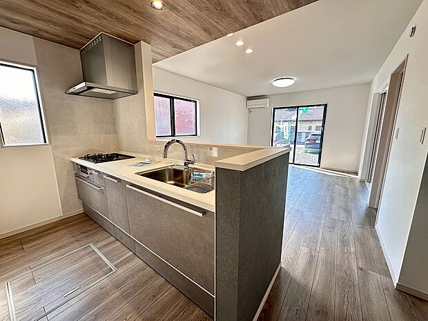 【対面キッチン】明るい日差しが差し込む広々としたLDKは、お子様が遊ぶ姿を見守りながら料理ができる設計です!ご家族の笑顔が集まる中心になりますね♪