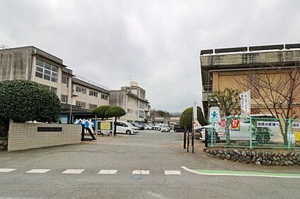 寄居町立鉢形小学校 徒歩550m