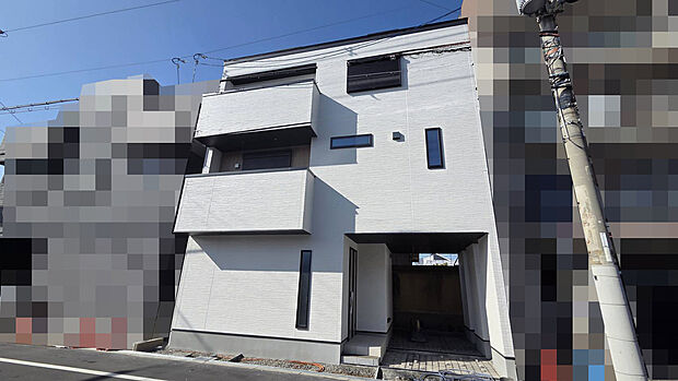 【グロータウン瓜破PART-4】
1台分のカースペース付き(車種による)です。大切なお車を雨風から守り、雨天時の乗り降りも楽にできるビルトインガレージです。