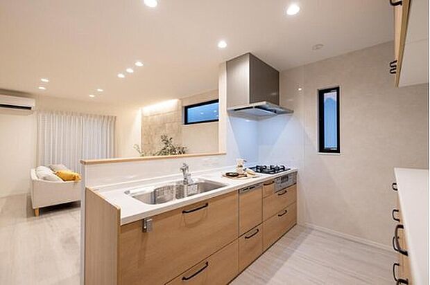 【当社施工例】キッチン
リビング側上部に遮るものがなく、広々と視界が開けています。開放感がありますので、孤立感なくご家族とお顔を合わせながら家事がこなせます。